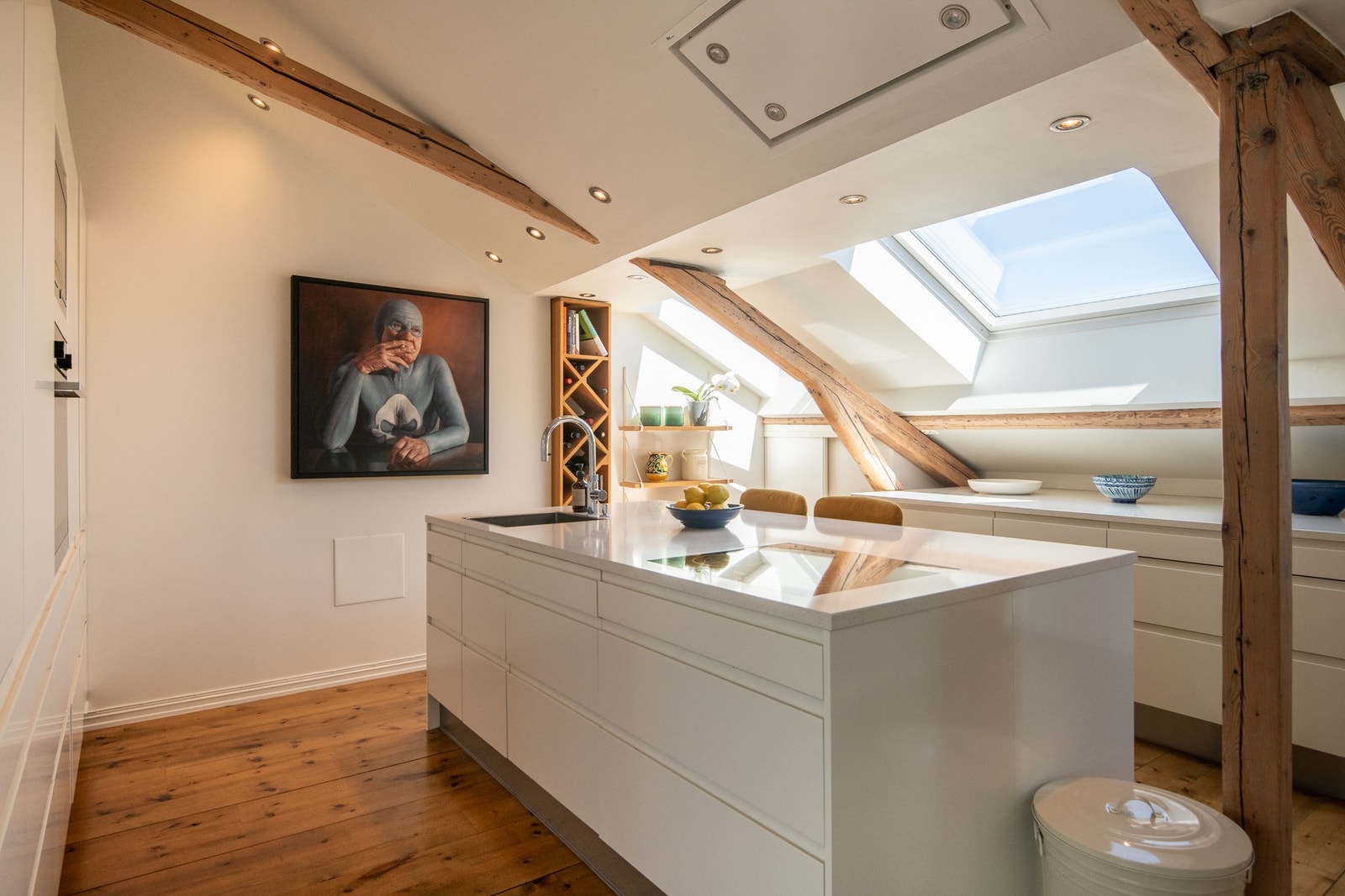 Kjøkkenet ligger i eget rom og byr på flotte arbeidsvilkår for den matglade. Galleribilde