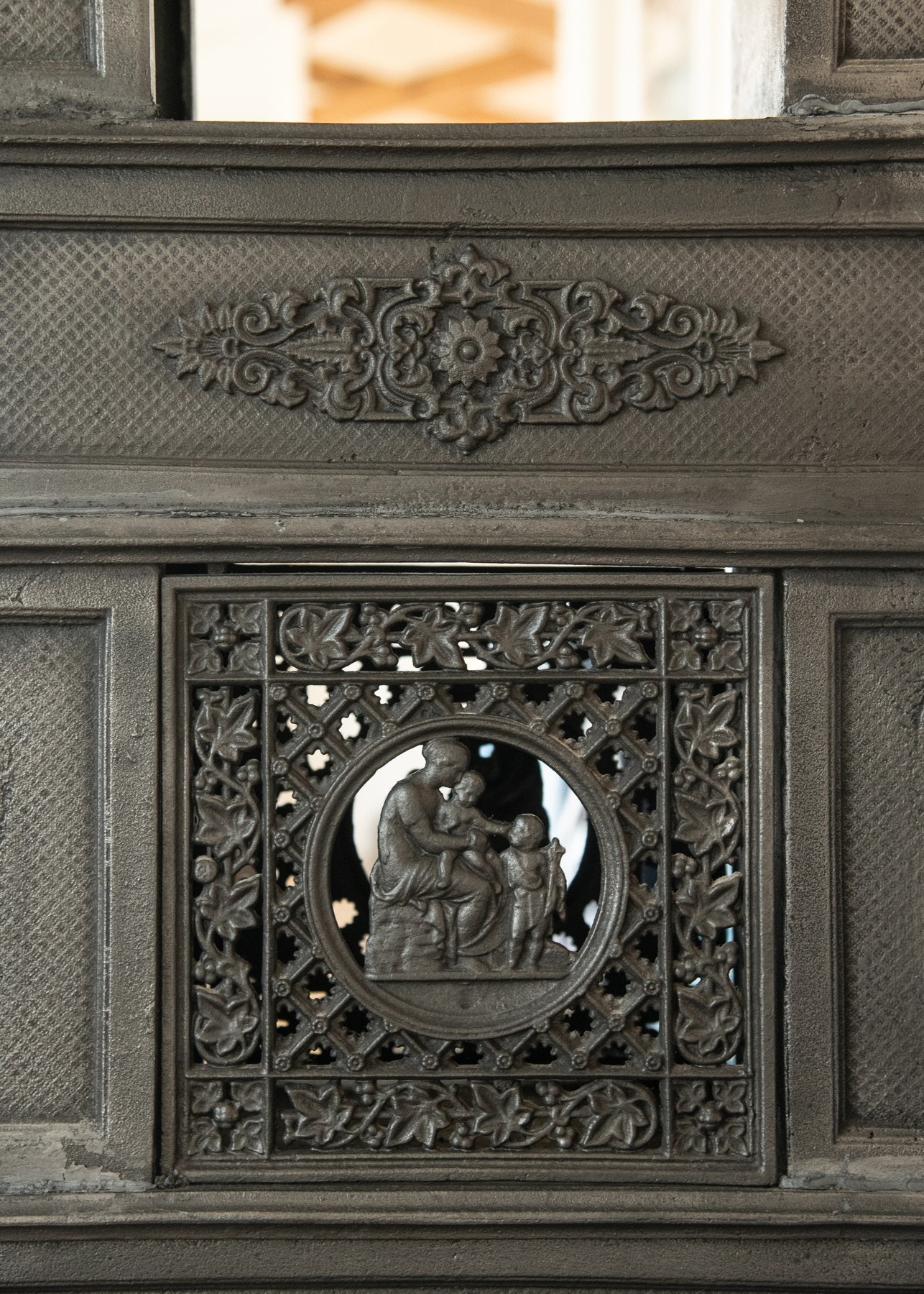 Nydelig støpejernsovn som varmer godt på de kjøligere dagene. Galleribilde