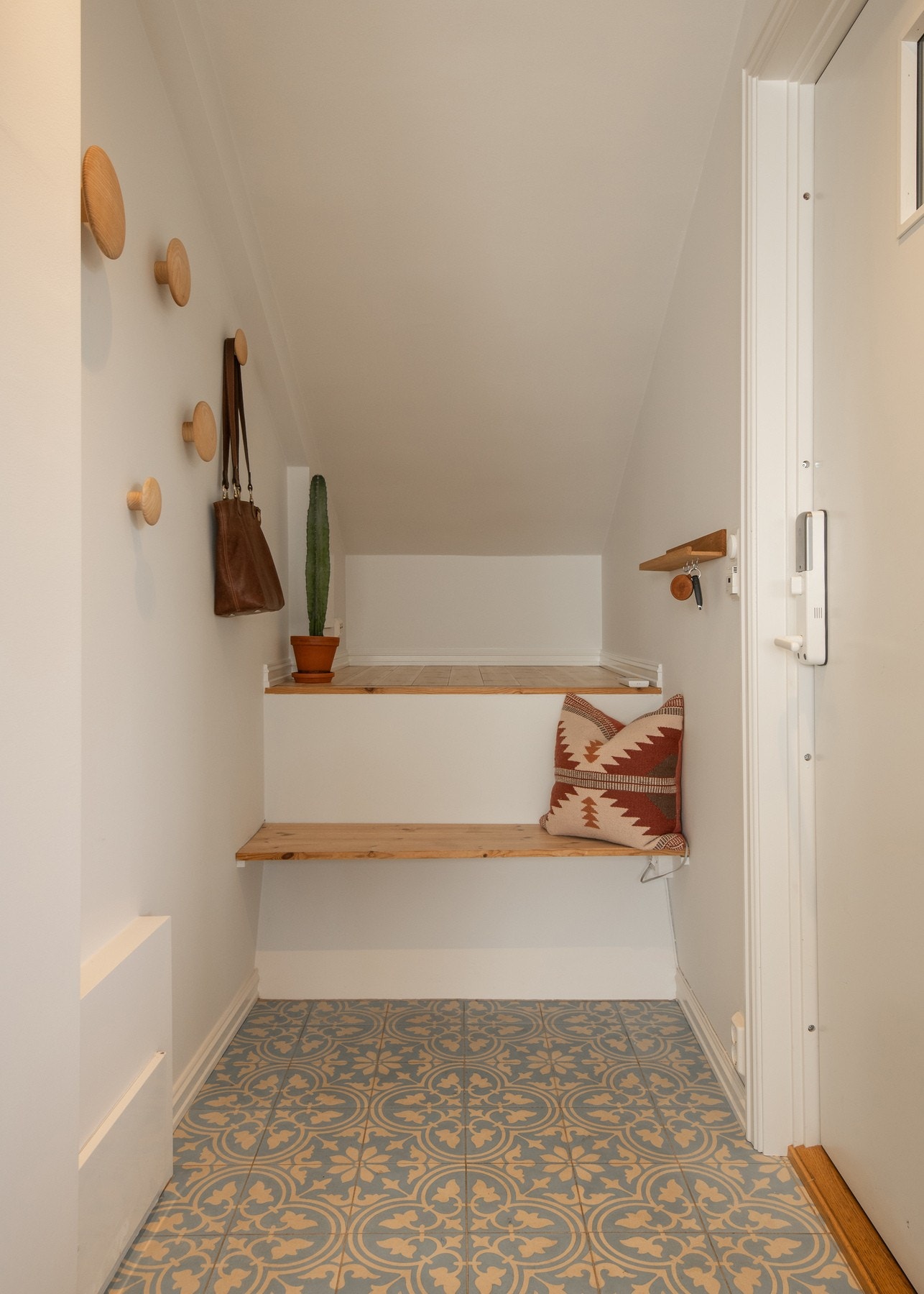 Innbydende entré med lekre, flislagte gulv ønsker deg velkommen inn. Galleribilde