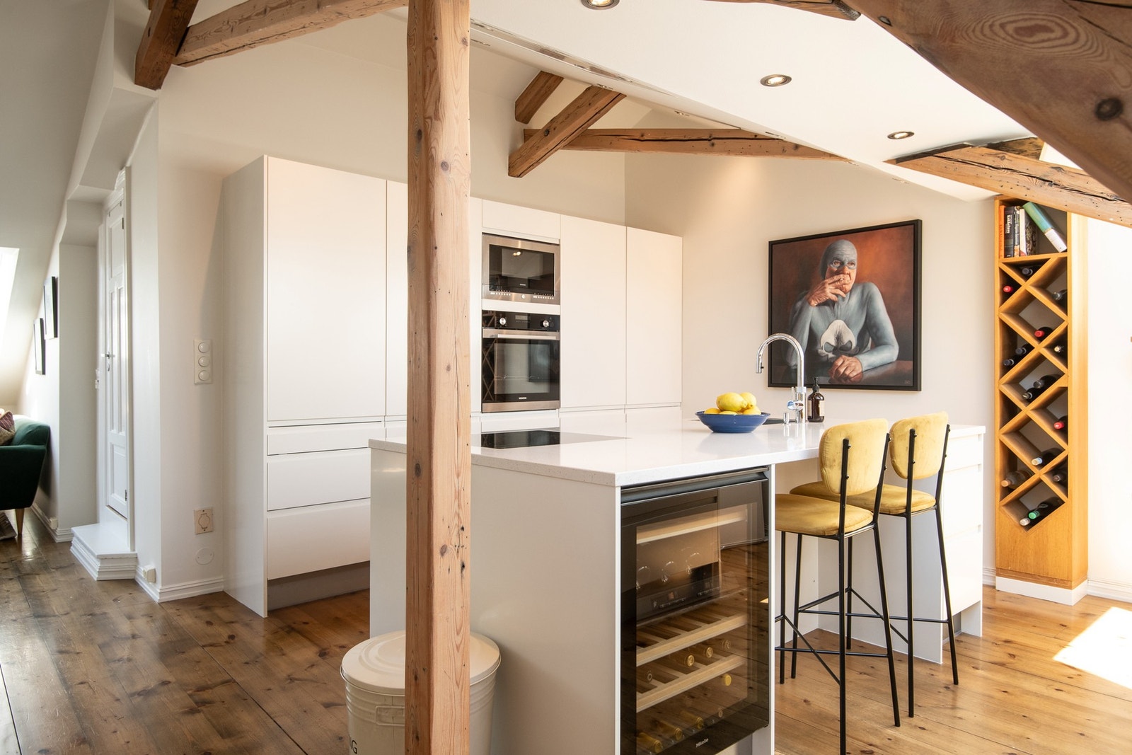 Stor øy med fin arbeidsflate og godt med oppbevaringsplass. Legg merke til integrert vinskap. Galleribilde