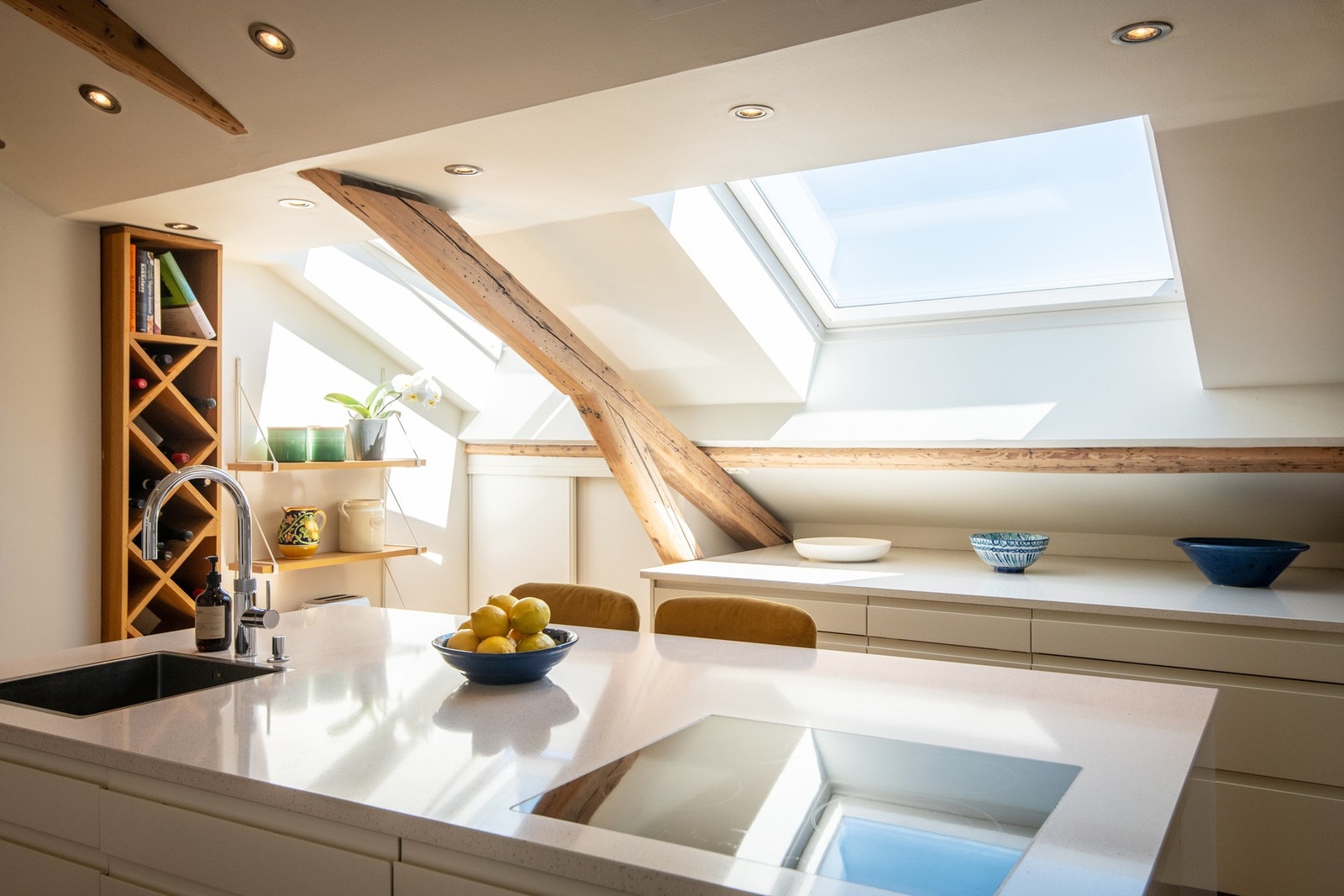 Store vindusflater som gir gode lysforhold og en åpen, luftig atmosfære. Galleribilde