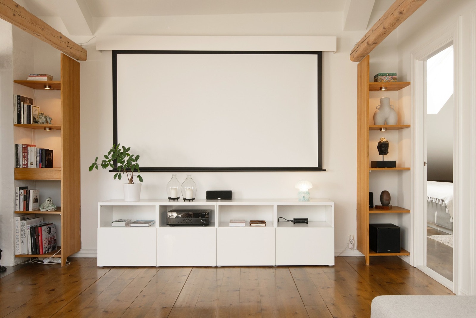 Integrert elektrisk prosjektorlerret som kan skjules. Galleribilde