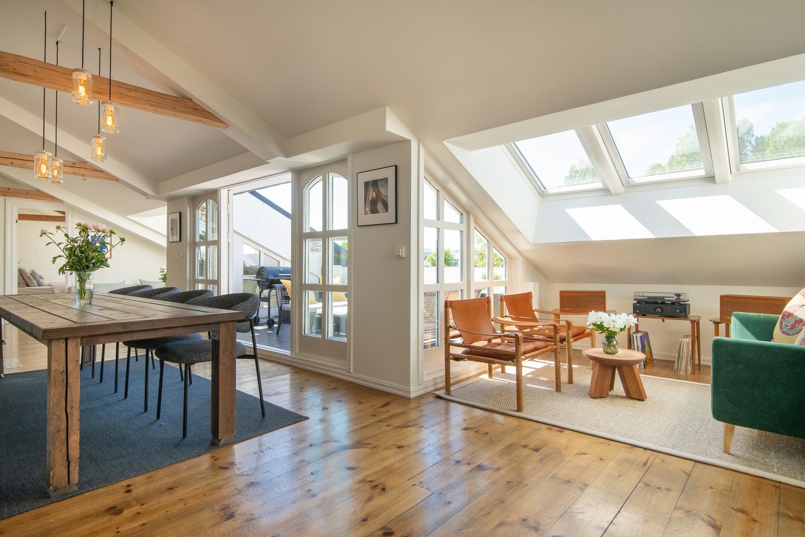 Stuen er en romslig sosial sone hvor det er enkelt å møblere. Galleribilde