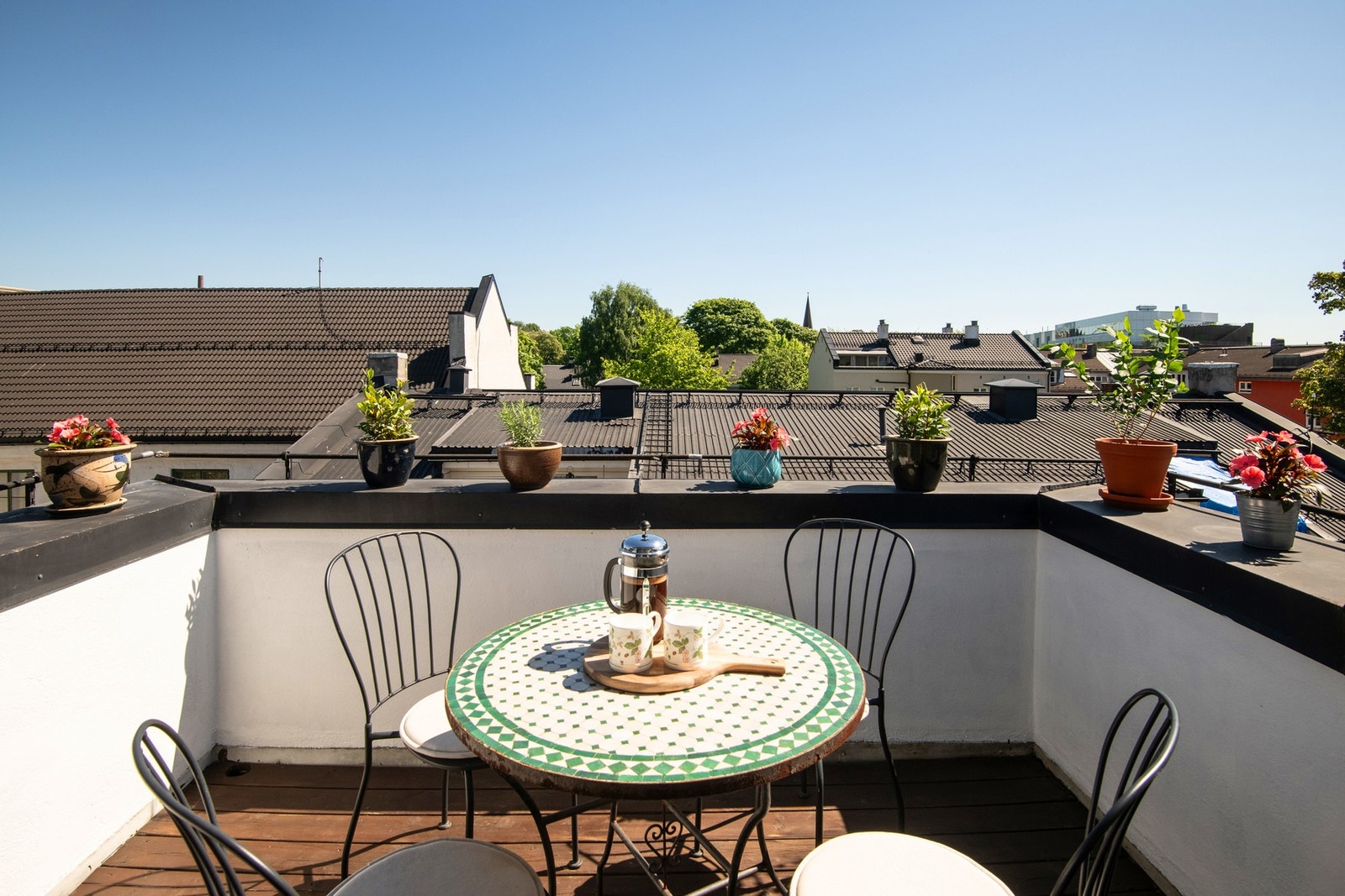 Den østvendte frokostterrassen har utgang fra kjøkkenet og har et areal på 7m². Galleribilde