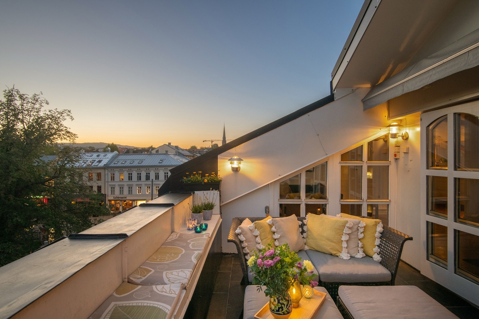 Sjelden sjanse! Innholdsrik og usjenert topp-/ loftsleilighet på Olaf Ryes plass. Galleribilde