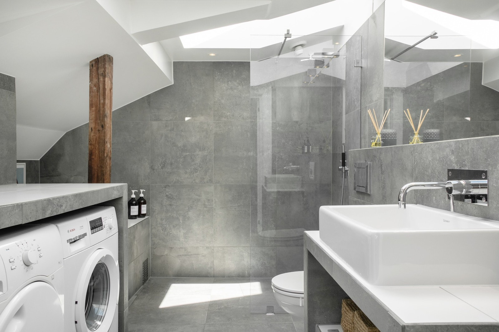 Delikat innredet bad med flislagte overflater og behagelig gulvvarme. Galleribilde