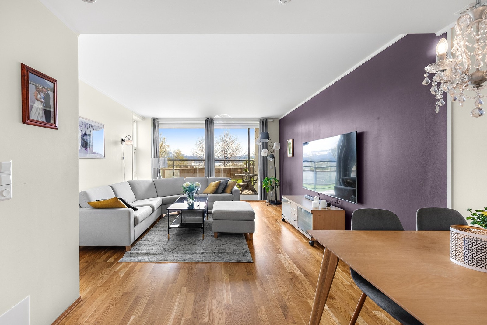 Stue og kjøkken danner sammen et romslig og gjennomlyst allrom. Rommet har god plass til flere møbleringssoner, og store vindusflater mot både øst og sør, som skaper en luftig atmosfære. Galleribilde