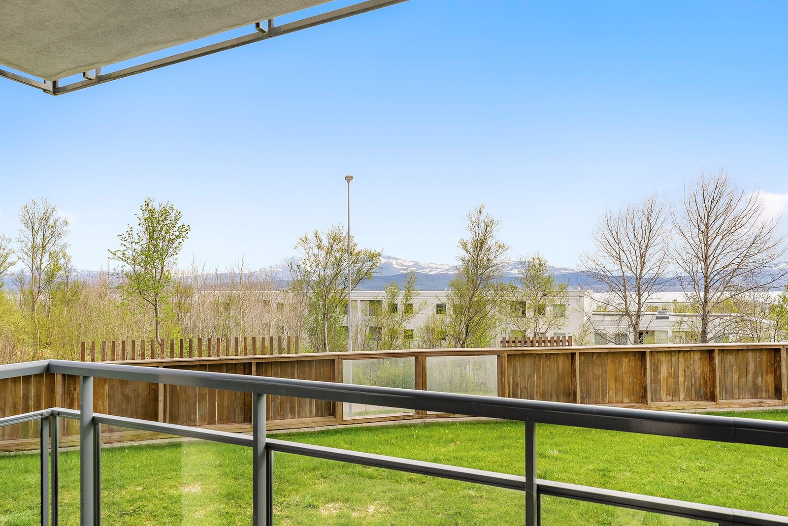 Her kan du nyte de frodige omgivelsene og flott utsikt mot fjorden og Børvasstindan. Galleribilde