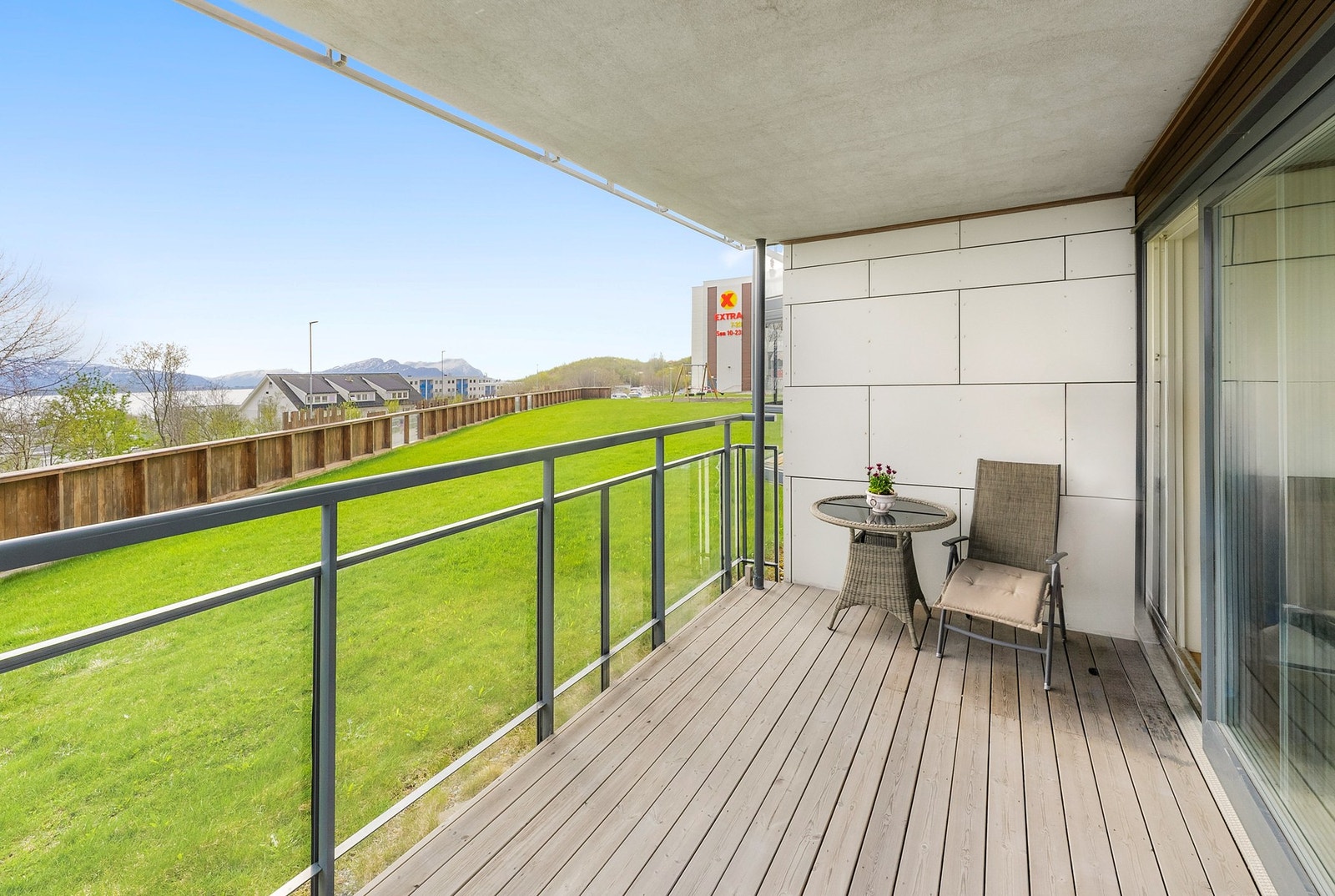 Den slående utsikten kan nytes innendørs så vel som utendørs. Galleribilde