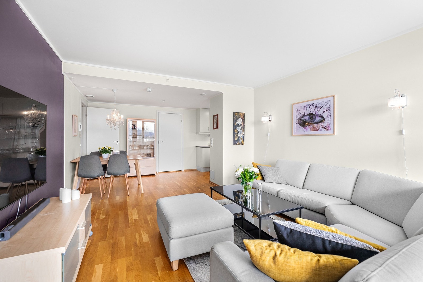 Felleskostnadene inkluderer bl.a. avdrag og renter på lån (kan nedbetales helt eller delvis), kommunale avgifter, renovasjon, fiberaksess, fjernvarme og varmtvann. Galleribilde