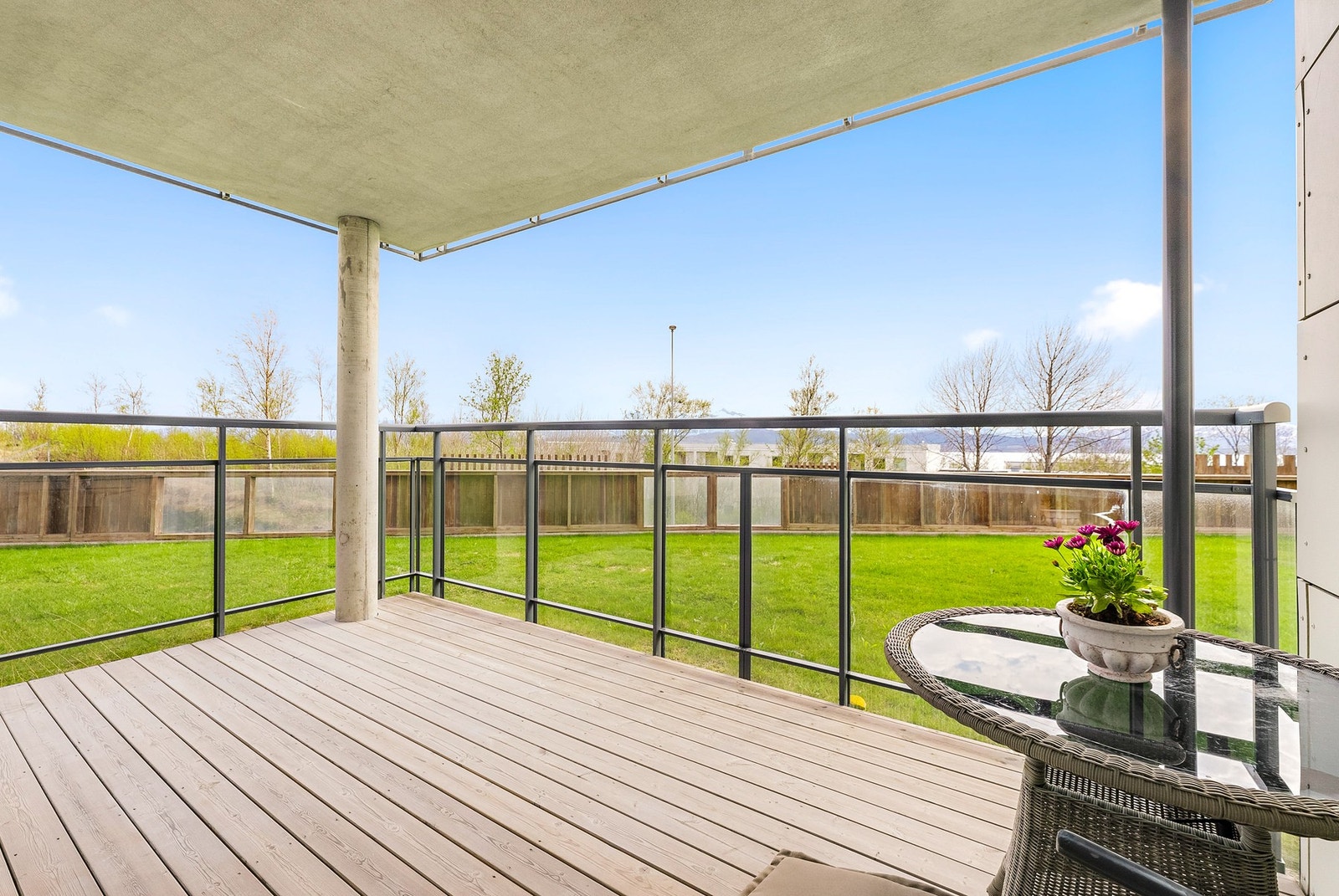 Fra stuen har du utgang til den største av to terrasser. Denne er sørvendt og solrik, samt praktisk overbygd. Galleribilde