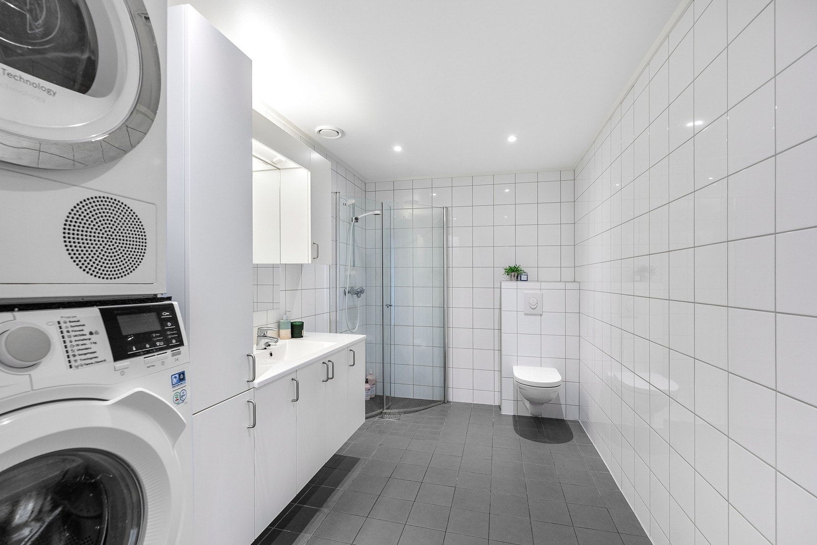 Baderommet er oppmålt til ca. 6,8 kvm, og har en pen og moderne utførelse. Badet har fått tilstandsgrad 1 av takstmann. Galleribilde