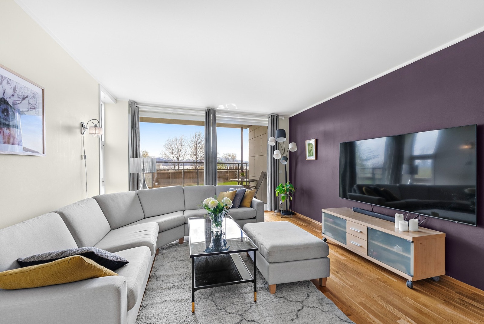 Leiligheten varmes opp via vannbåren gulvvarme både i stue/kjøkken, gang, baderom, og begge soverom. Galleribilde