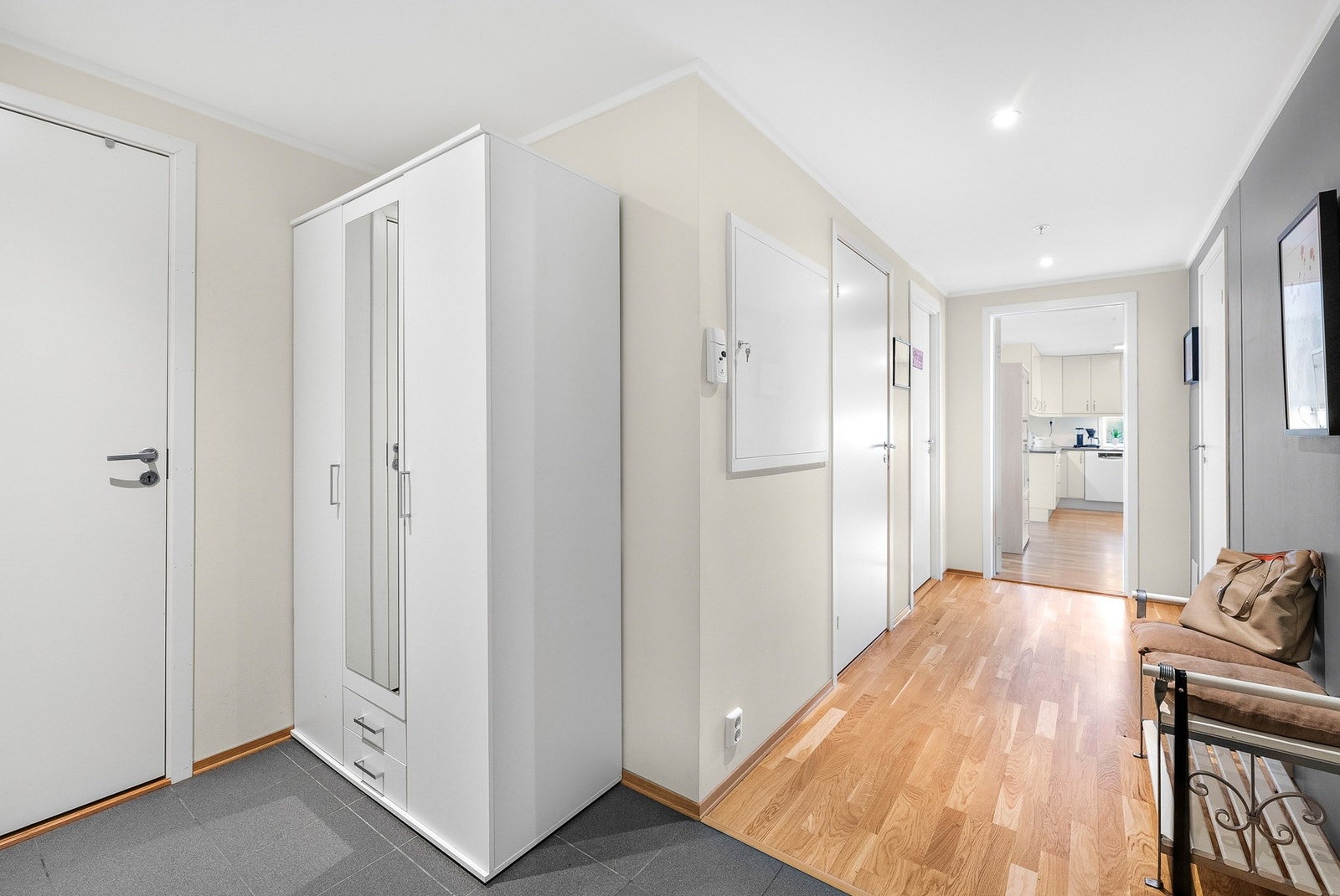 Boligen gir deg et innbydende og flott førsteinntrykk. Ytterste del av gangen er praktisk flislagt og har en større garderobeløsning. Ved entréen har du en innvendig bod/teknisk rom. Galleribilde