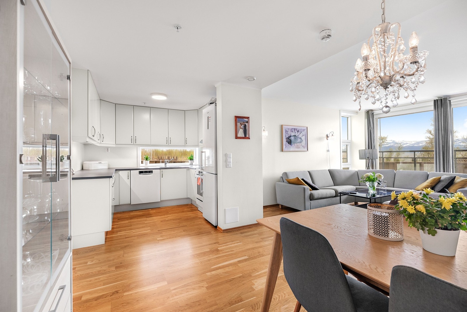 Velkommen til Seilasveien 14 - en svært tiltalende 3-roms hjørneleilighet med vidstrakt utsikt! Galleribilde