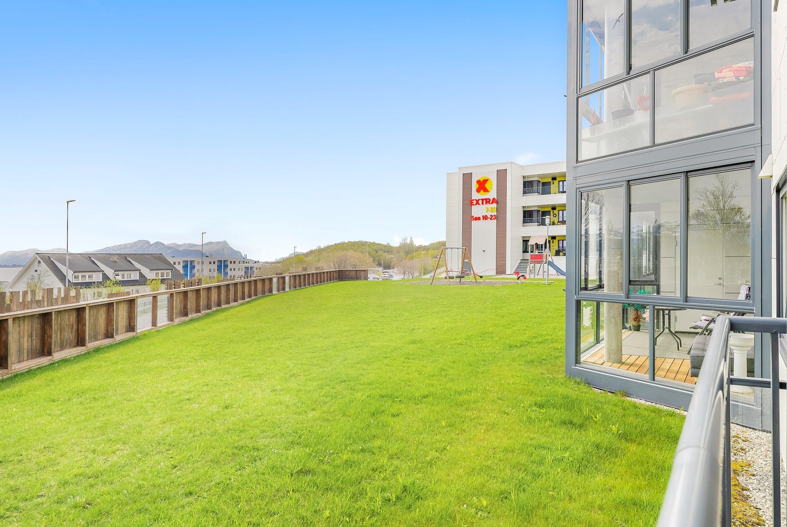 Her kan du nyte de frodige omgivelsene og flott utsikt mot fjorden og Børvasstindan. Galleribilde