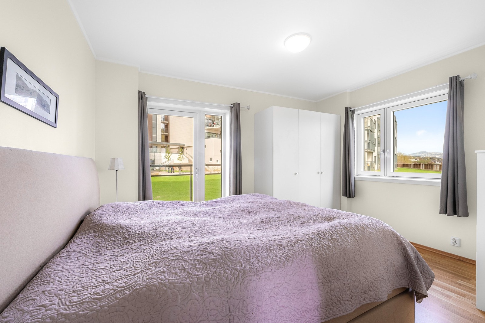 Hovedsoverommet er av god størrelse, oppmålt til ca. 13,6 kvm, og rommer fint både dobbeltseng og en større garderobe. Her har du også utgang til en nordvendt balkong. Galleribilde