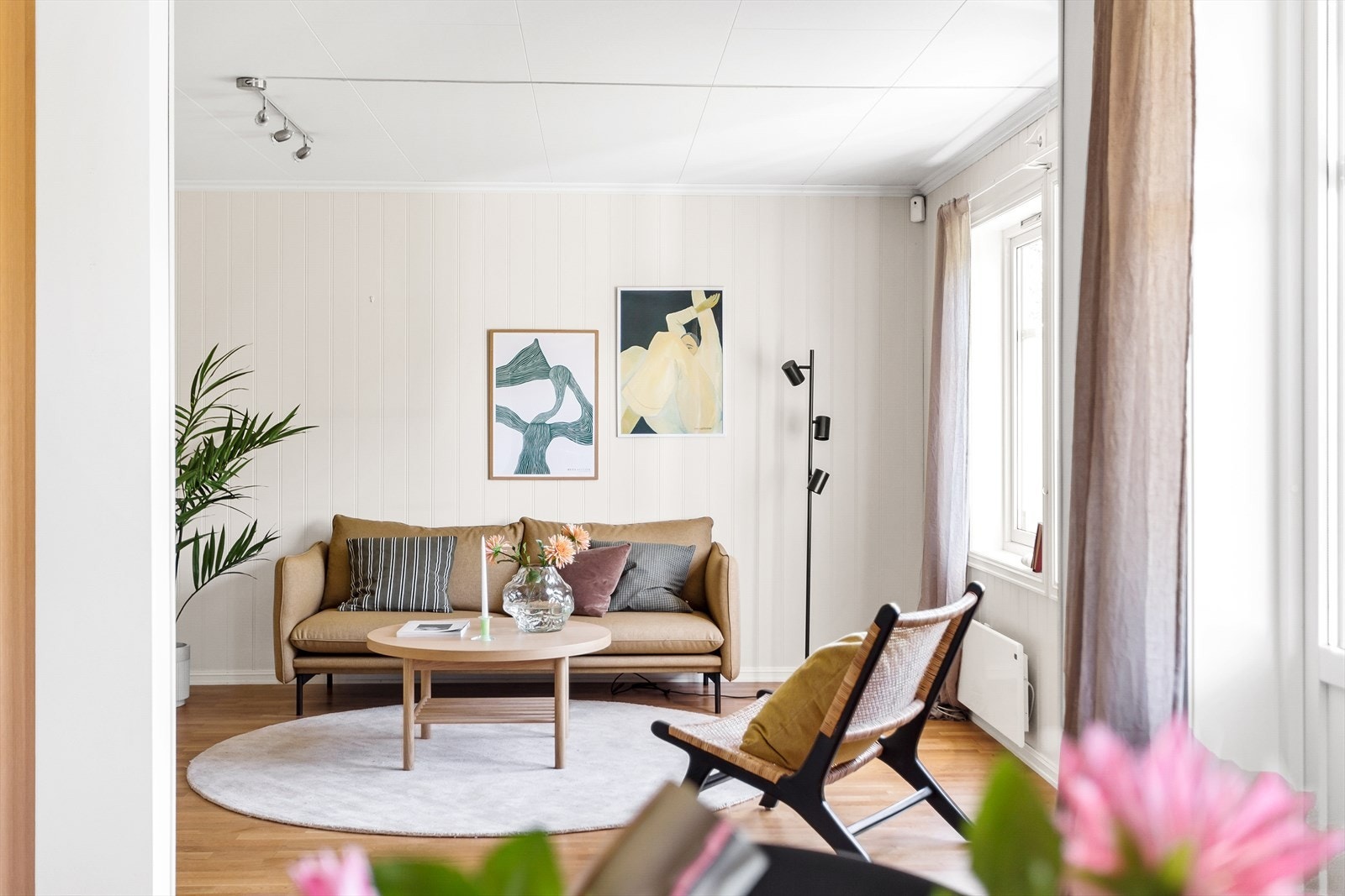 Stue med naturlig lysinngang og elegant innredning. Galleribilde