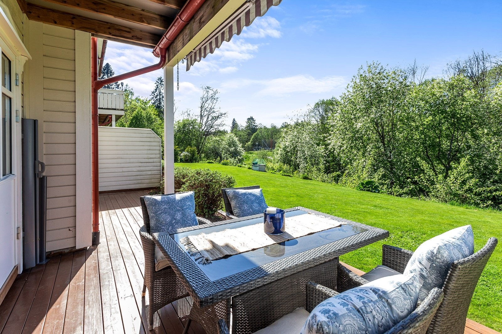 Terrasse med plass for utemøbler og åpen utsikt mot grøntområde. Galleribilde