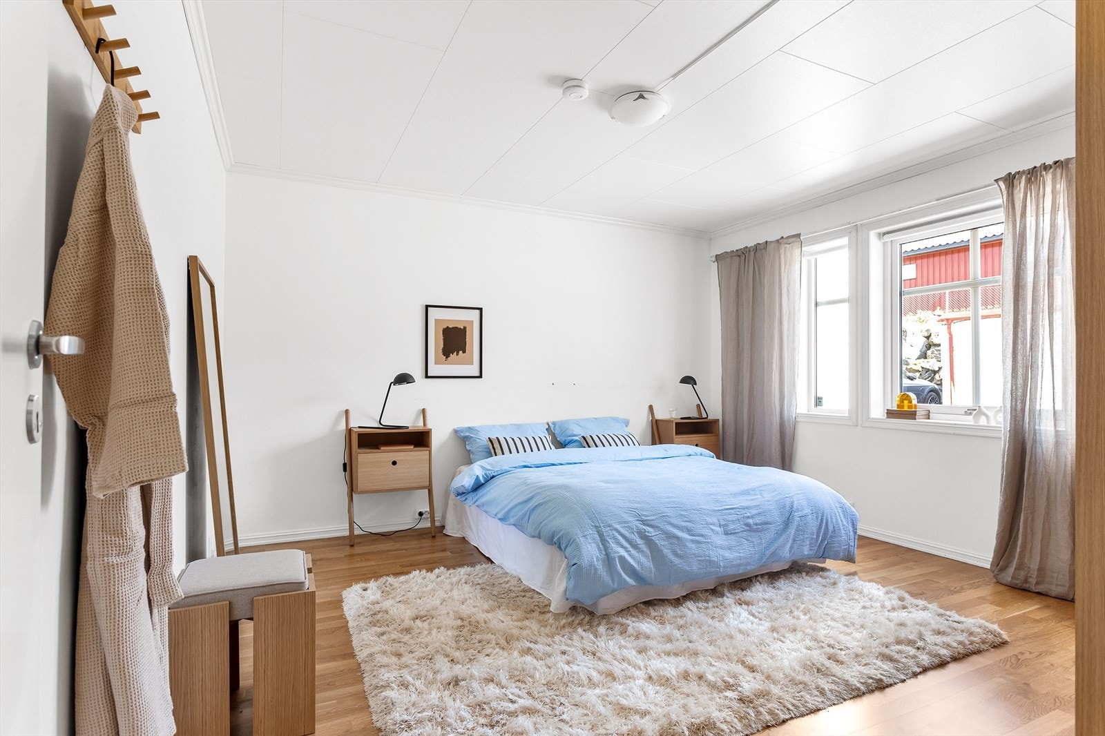 Soverom med god plass og behagelig naturlig belysning. Galleribilde