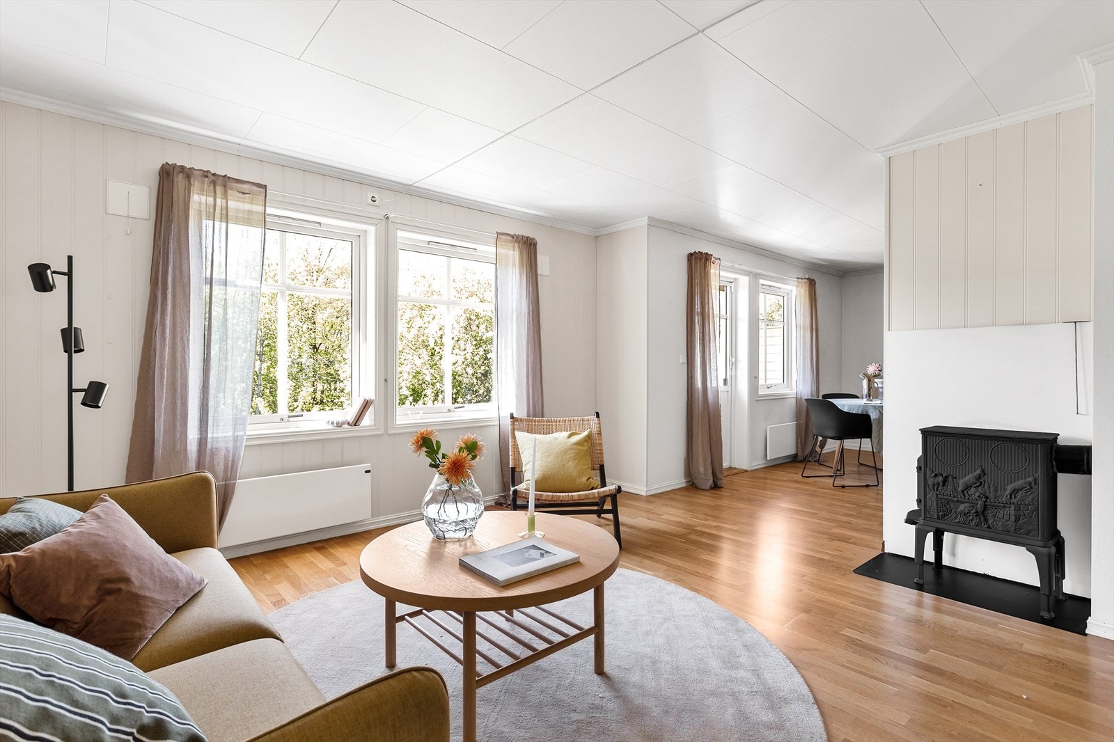 Stue med flere sitteområder og elegant peis. Galleribilde