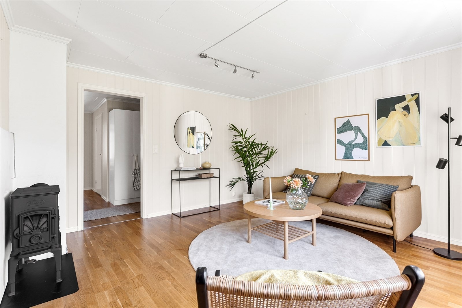 Stue med plass for komfortable sittemøbler og tilgang til gangen. Galleribilde