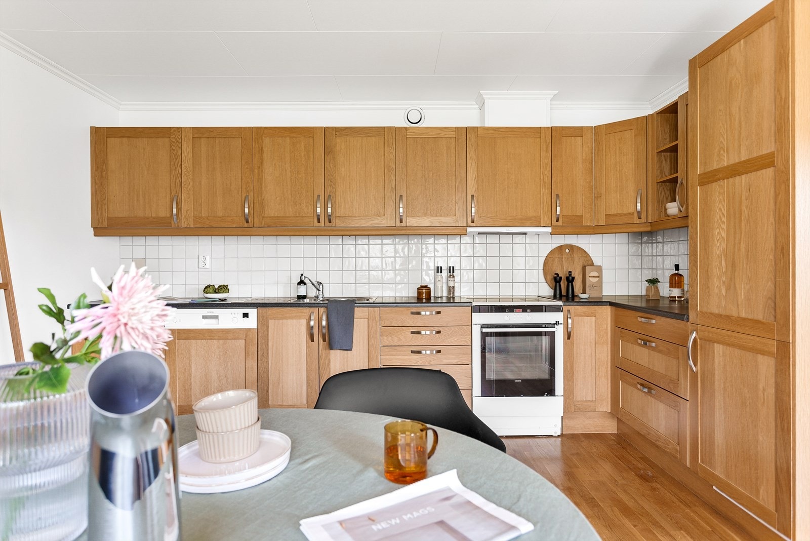 Kjøkken med moderne fasiliteter og flislagt backsplash. Galleribilde