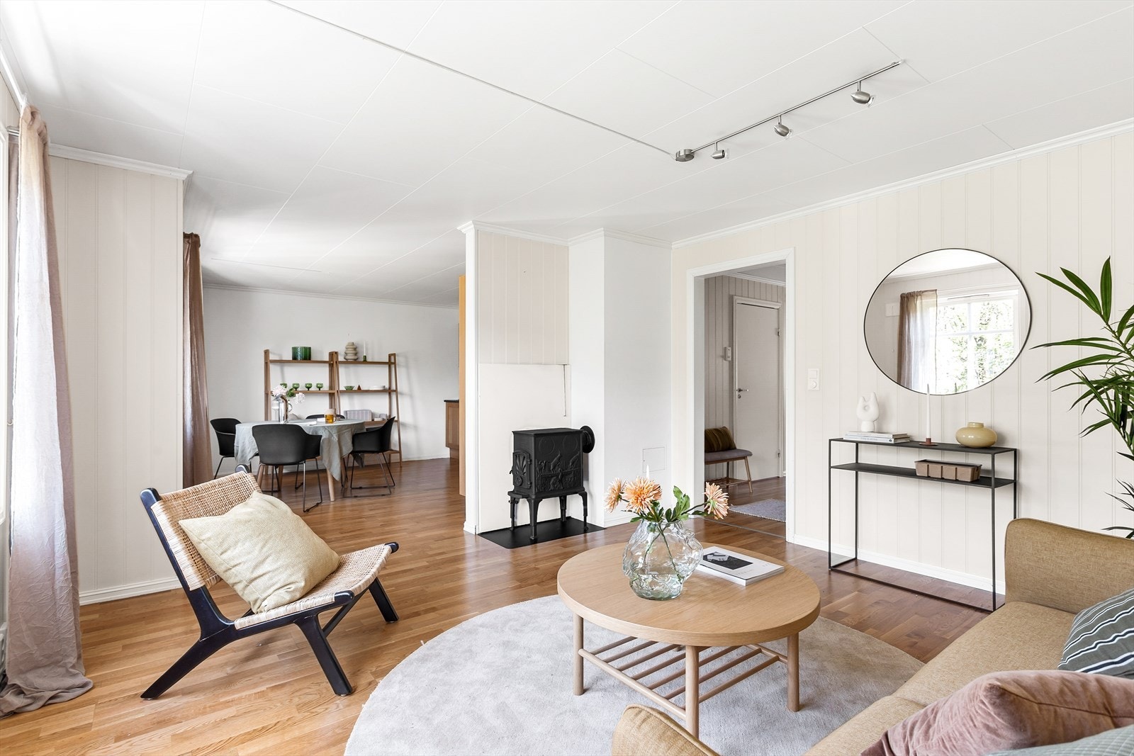 Stue med åpen løsning mot spiseområde, ideell for underholdning. Galleribilde