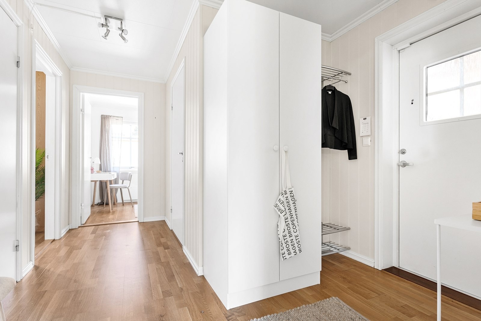 Lys og innbydende entré med direkte tilgang til stue. Galleribilde