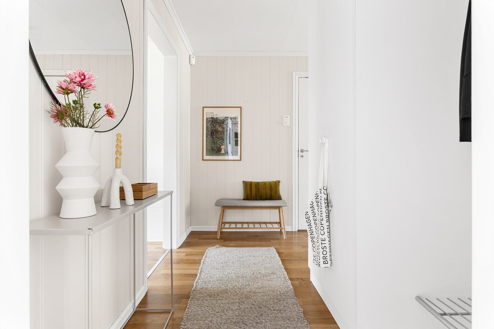 Velkommen inn! Innbydende entré med moderne detaljer. Galleribilde