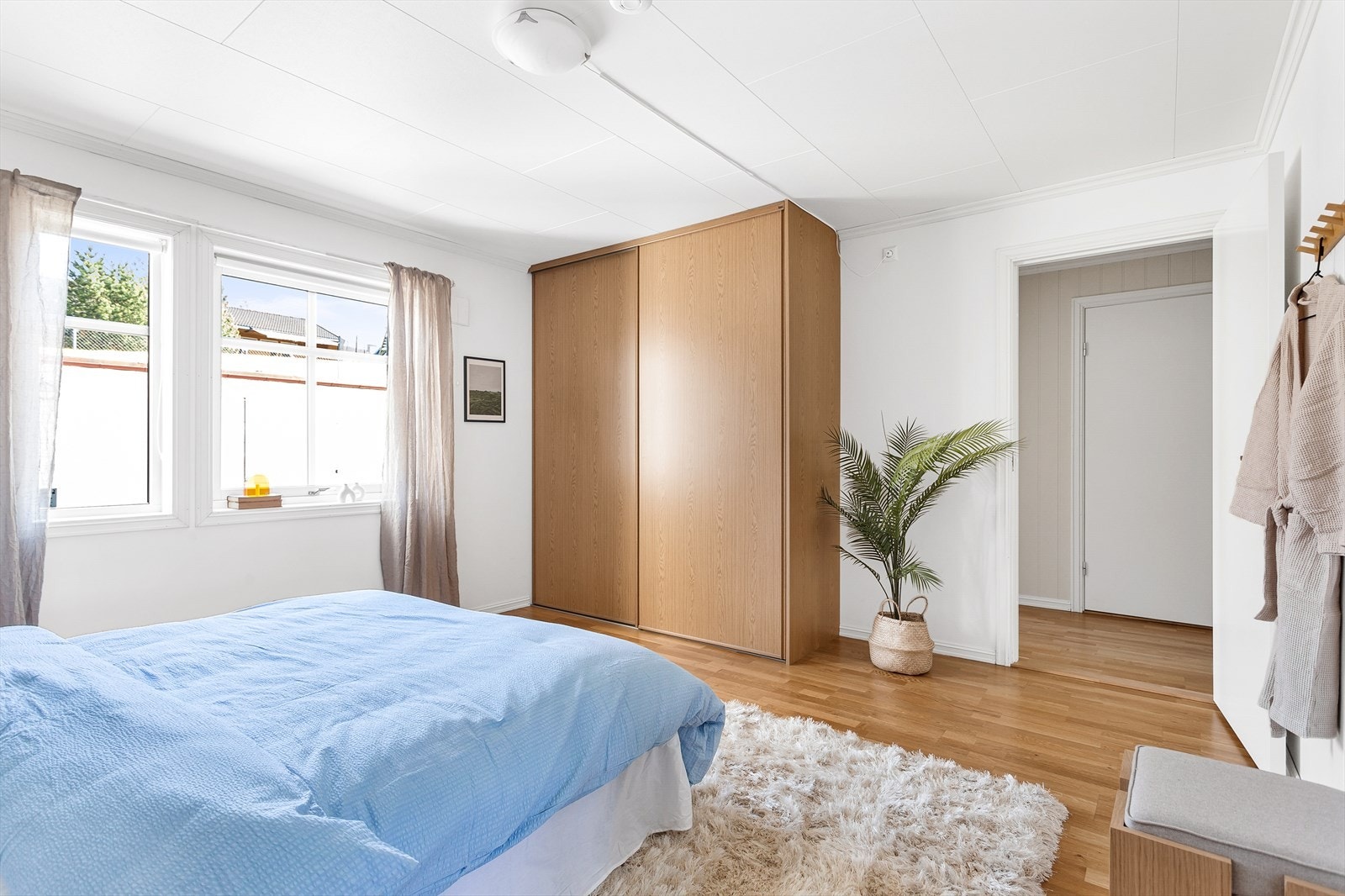 Romslig soverom med stor garderobe og utsikt mot hagen. Galleribilde