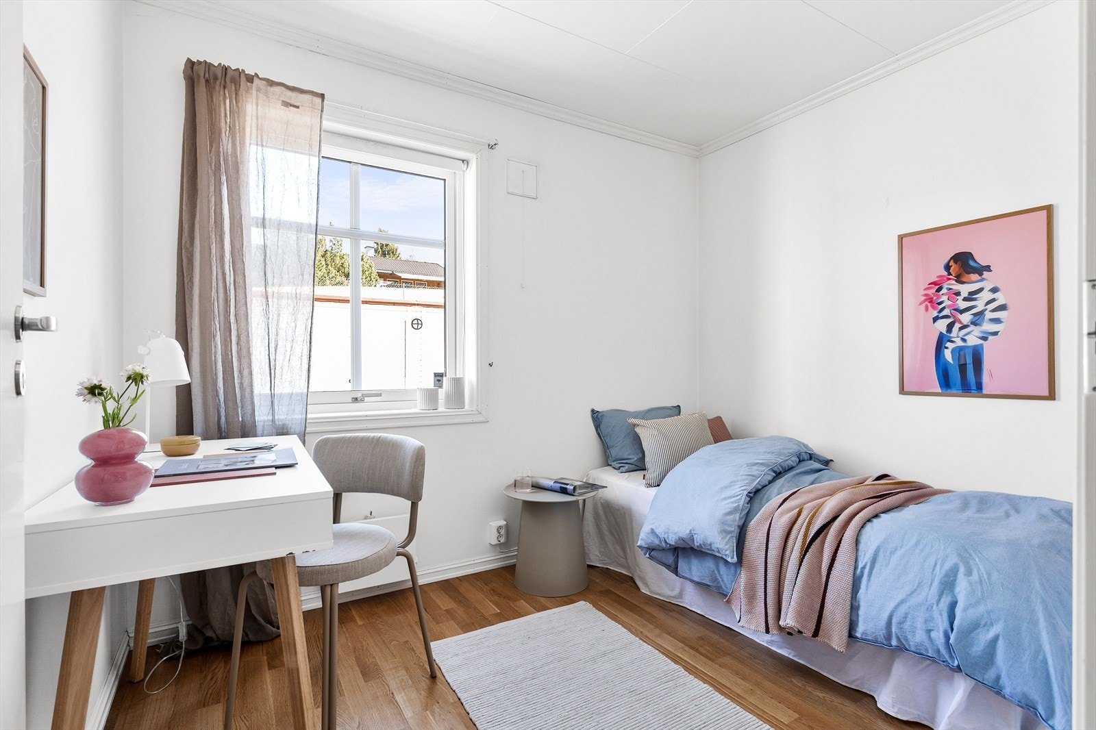 Sjarmerende soverom med eget arbeidsområde. Galleribilde