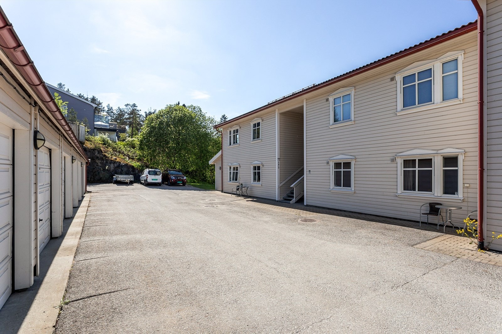 Parkering og garasjeområde med enkel adgang til boligen. Galleribilde