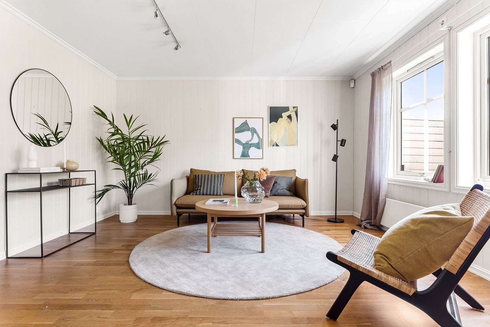Hyggelig stue med store vinduer som slipper inn naturlig lys. Galleribilde