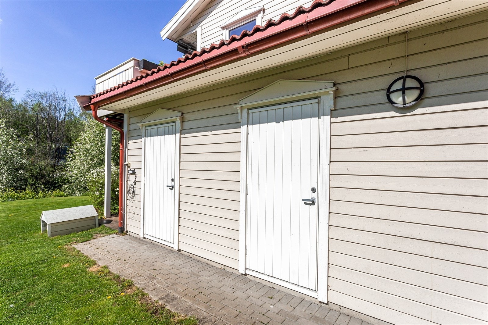 Uteområde med lagringsmuligheter og direkte tilgang til hagen. Galleribilde