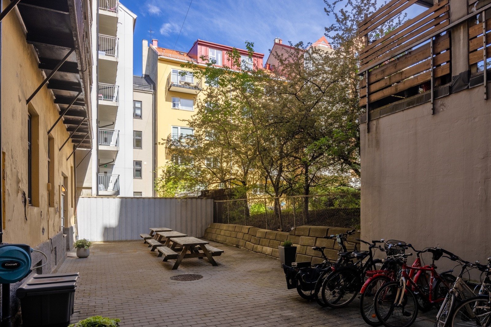 Bakgård med sittegrupper og sykkelparkering. Galleribilde