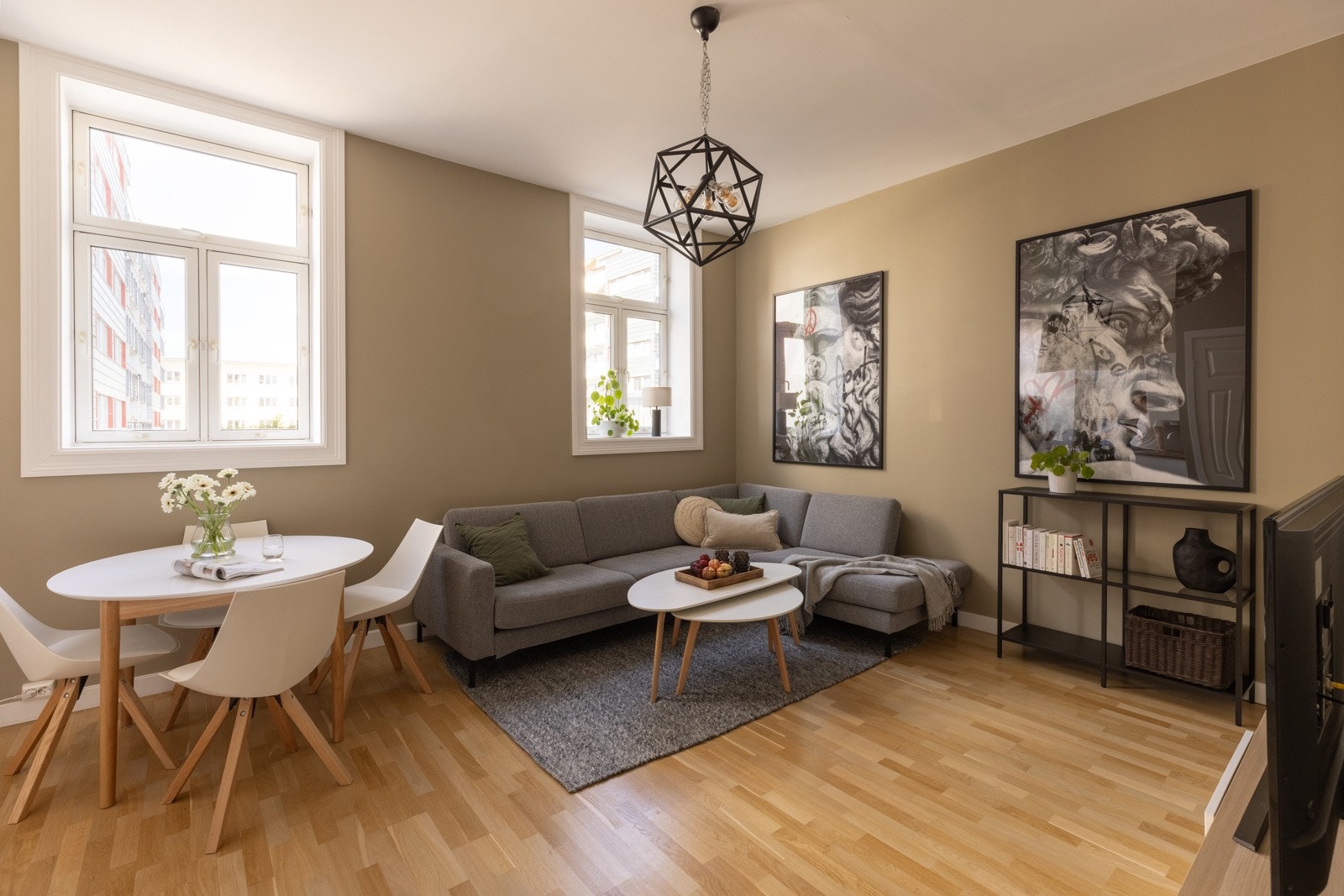 Hege Berg Thomstad ønsker deg velkommen til Amtmann Meinichs gate 14! Galleribilde
