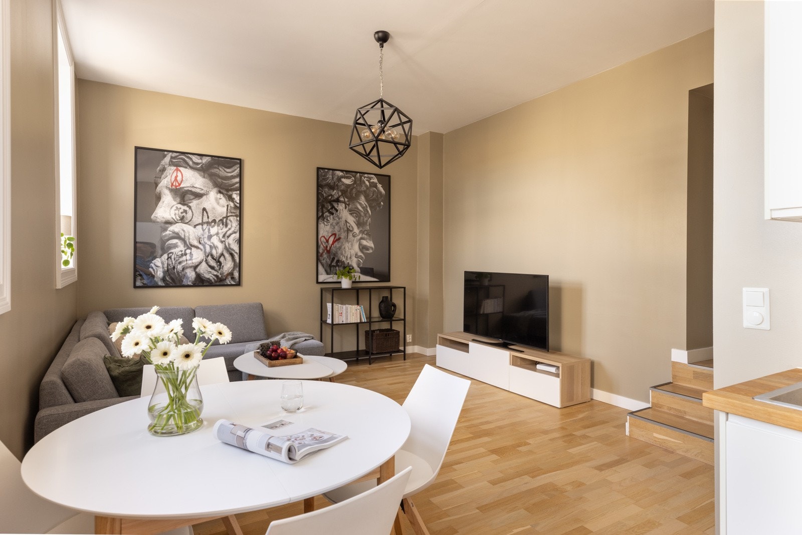 Stuen er romslig med plass til både sofagruppe og spiseplass. Galleribilde