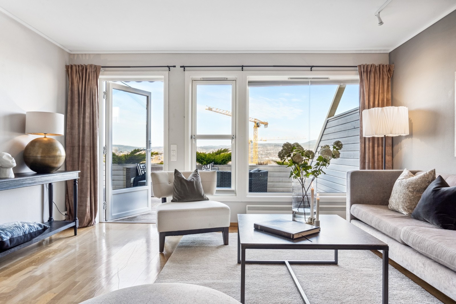 Stuen er av god størrelse og det godt med plass til å innrede i ulike soner med sofakrok og spiseplass. Galleribilde