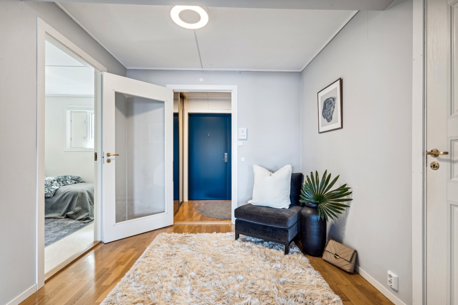 Mellomgangen leder videre til leilighetens øvrige rom. Leiligheten inneholder bl.a. to gode soverom, ekstra toalett, bad, kjøkken, stue og terrasse med fantastisk utsikt. Galleribilde