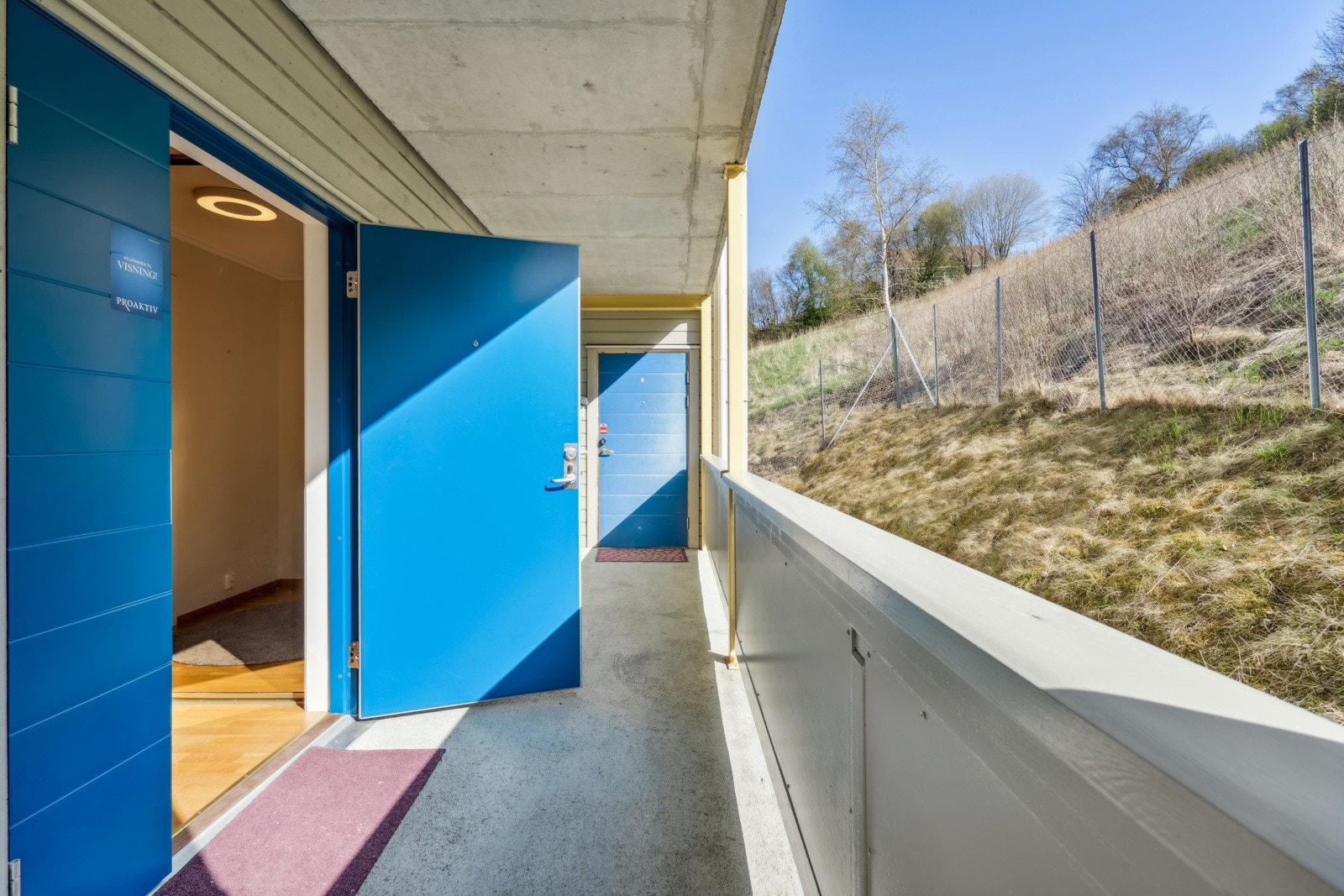 Svalgangen fram mot inngangen til leiligheten vender mot grøntarealer på baksiden av bygget. Galleribilde