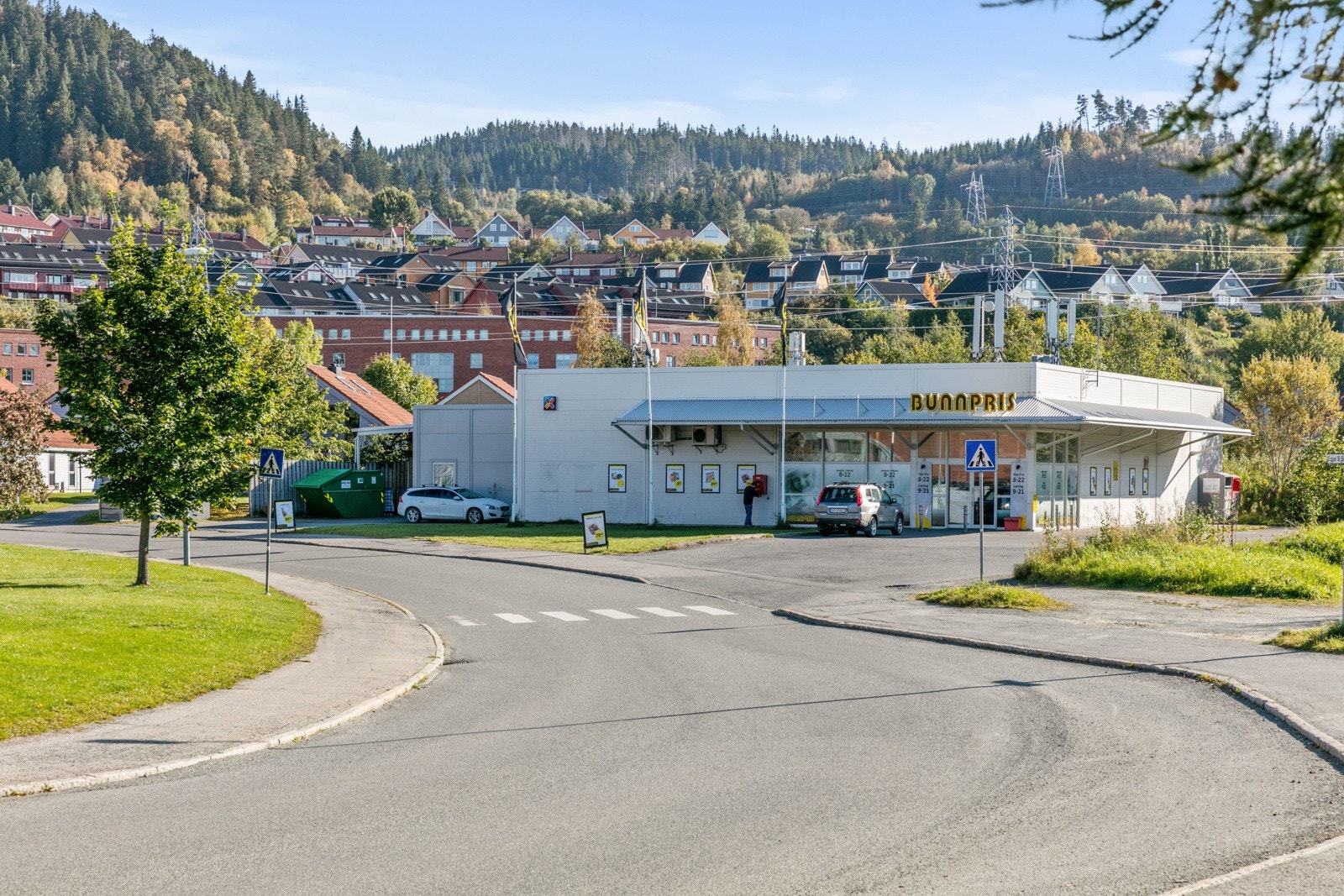 Nærmeste dagligvarebutikk ligger ca. ett minutt unna boligen. Det vil komme ny butikk i underetasjen på nytt bygg når byggearbeidene er ferdig. Galleribilde