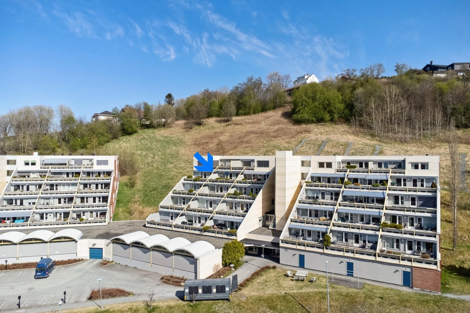 Adkomst til leiligheten via felles inngangsparti og heis. I underetasjen er det også ekstra bod med god lagringsplass. Galleribilde