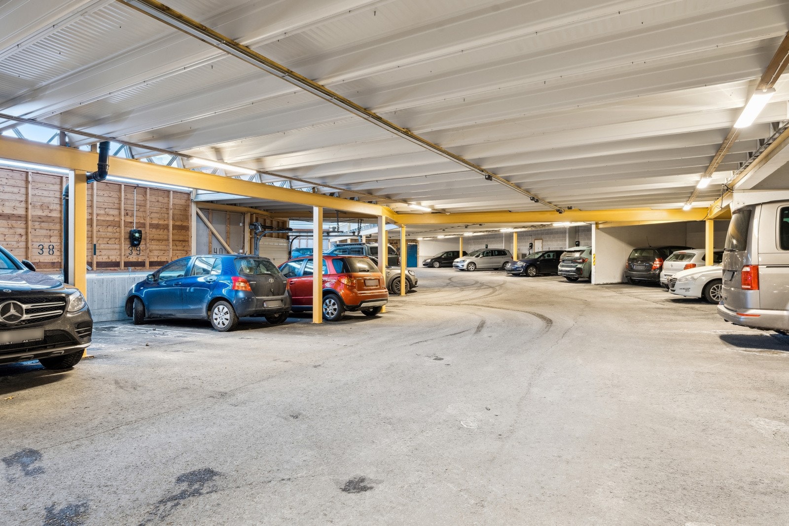Det medfølger fast parkeringsplass med leiligheten, merket med "39". Det er lagt opp for elbil-lading. Galleribilde