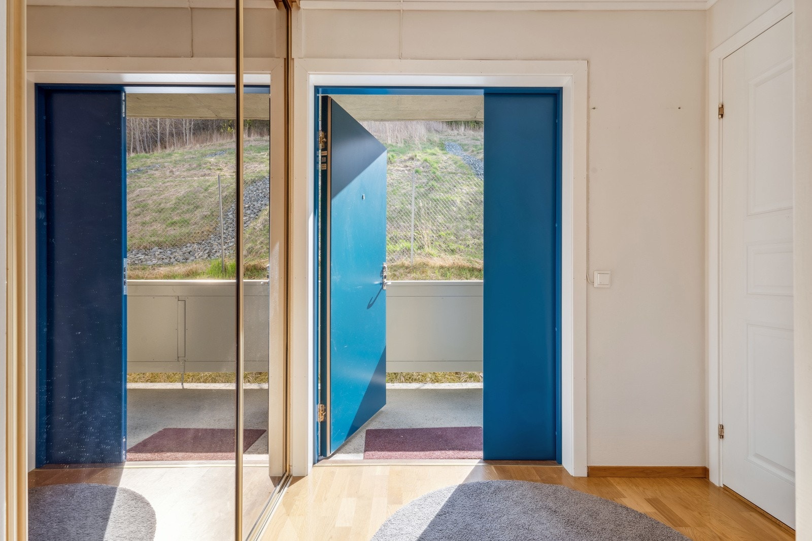 Entréen er meget romslig med skyvedørsgarderobe og tilgang til bod for ytterligere oppbevaring. Galleribilde