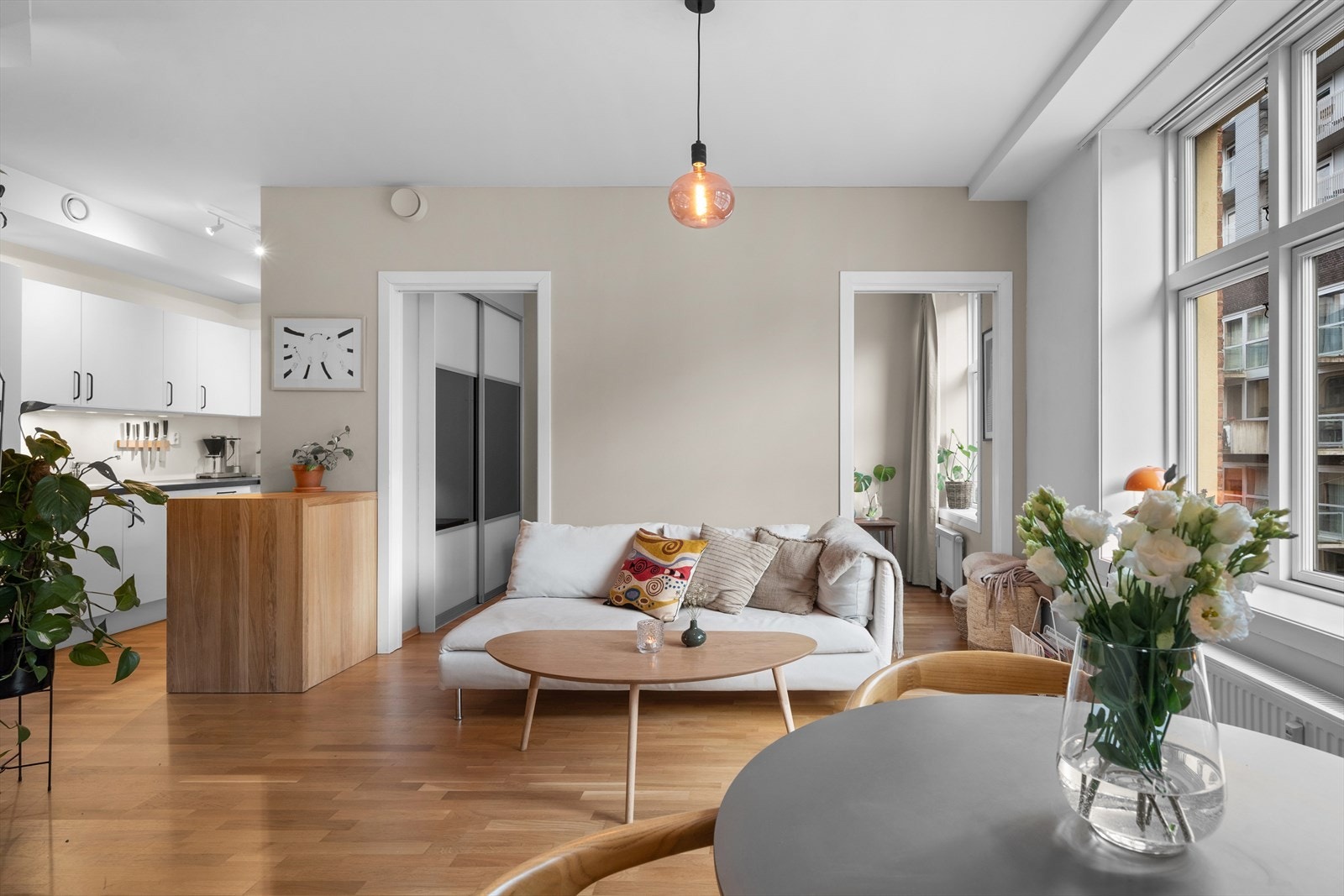 Fra stue sett inn til kjøkken og soverom. Galleribilde