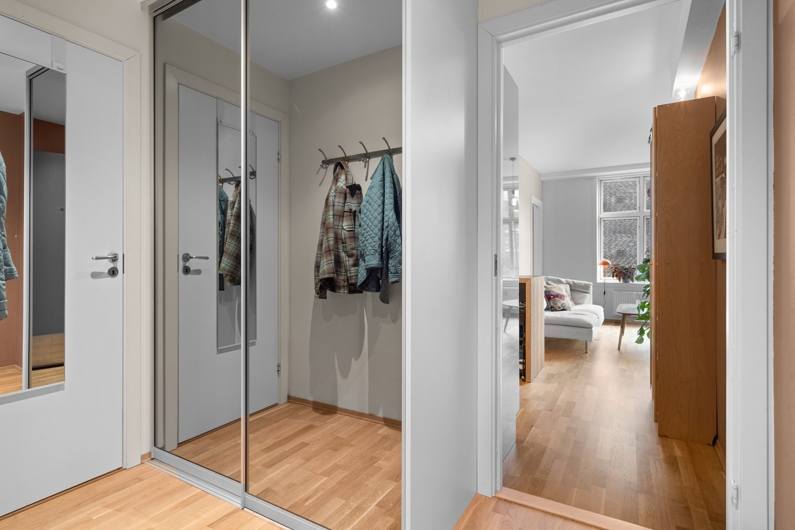 Entré har godt med oppbevaringsplass i skyvedørsgarderobe. Leiligheten disponerer i tillegg kjellerbod på ca. 7,4kvm. Galleribilde