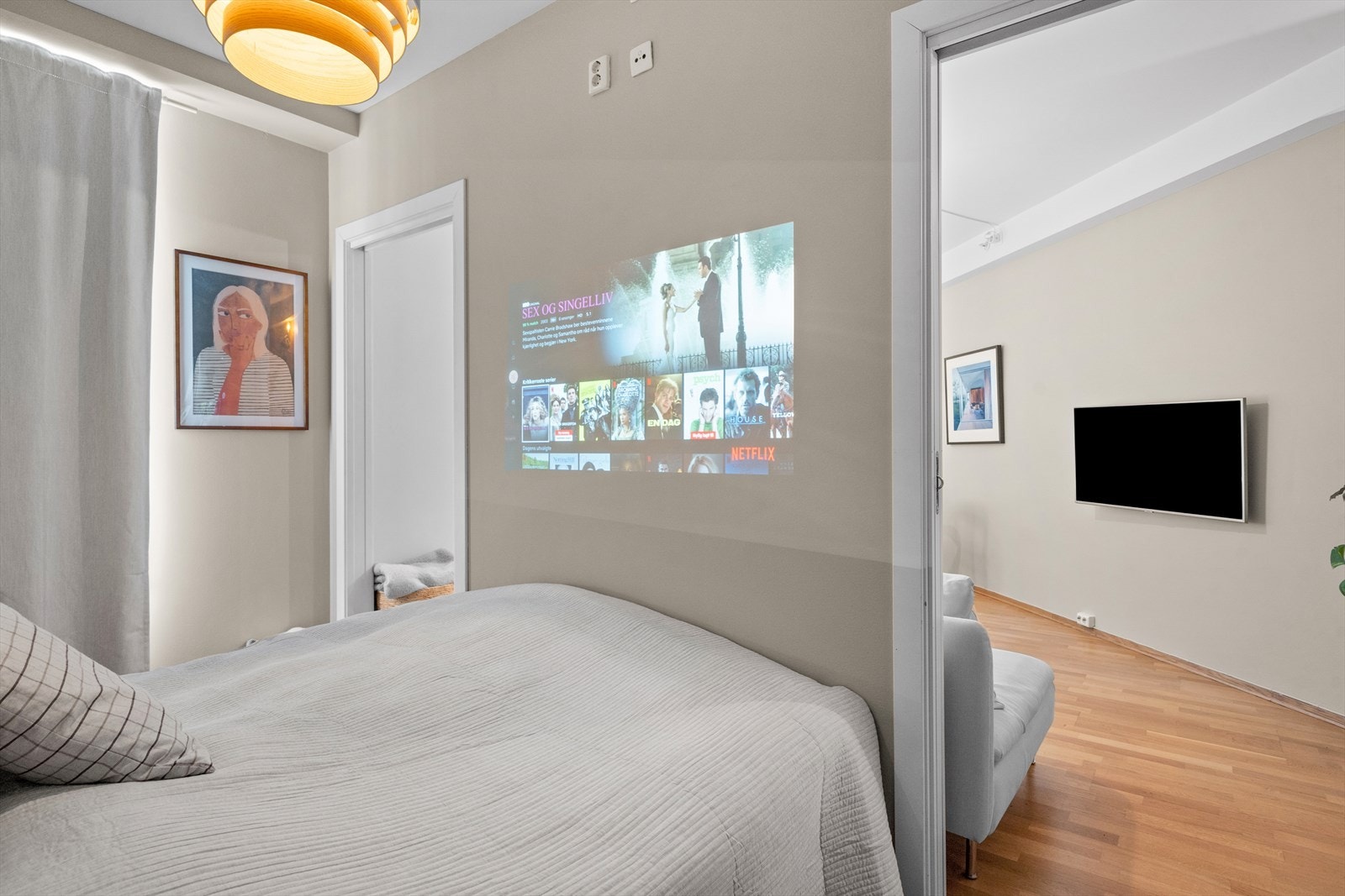 Praktiske skyvedører på hver side av sengen. Galleribilde