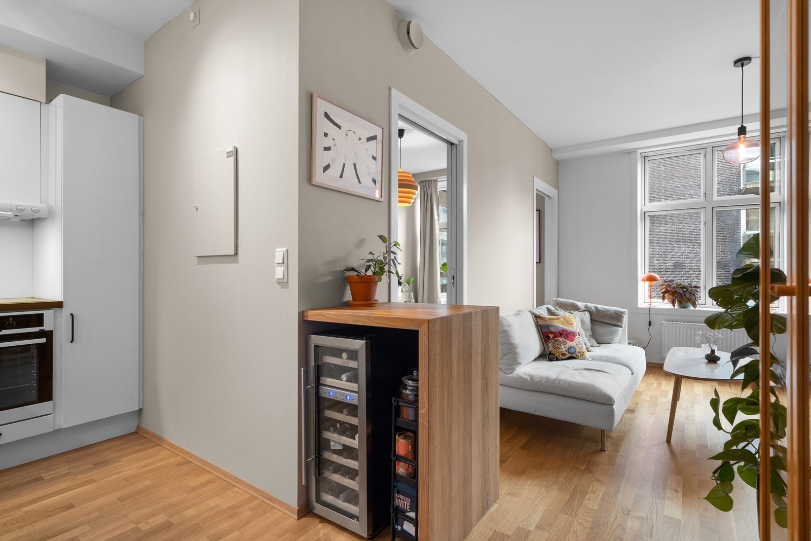 Åpen kjøkkenløsning men samtidig tilbaketrukket fra stue. Galleribilde