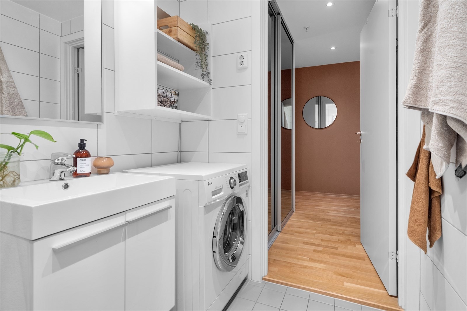 Bad med varmekabler og opplegg for vaskemaskin. Galleribilde